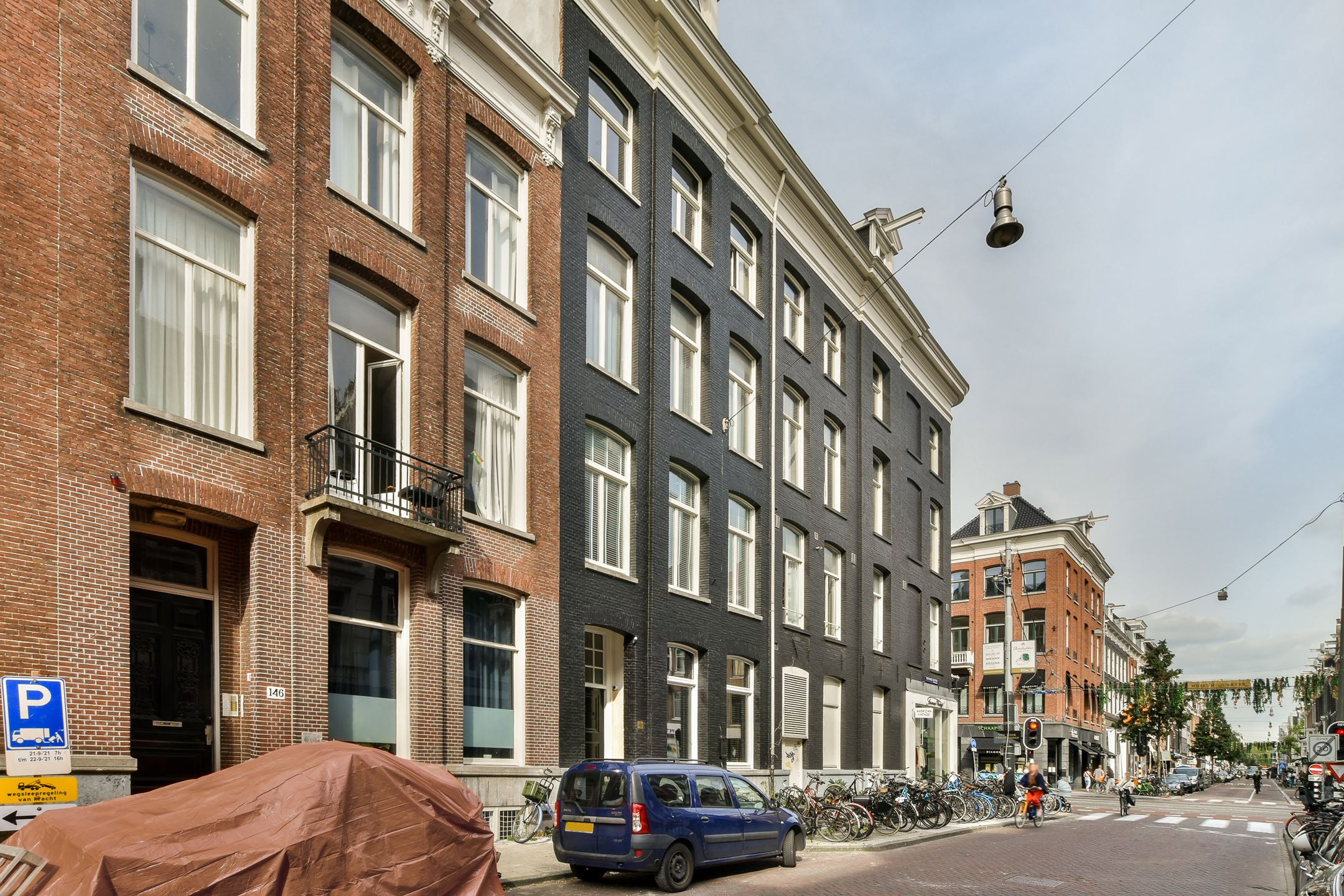 Luxury apartment in Amsterdams most famous shopping street.